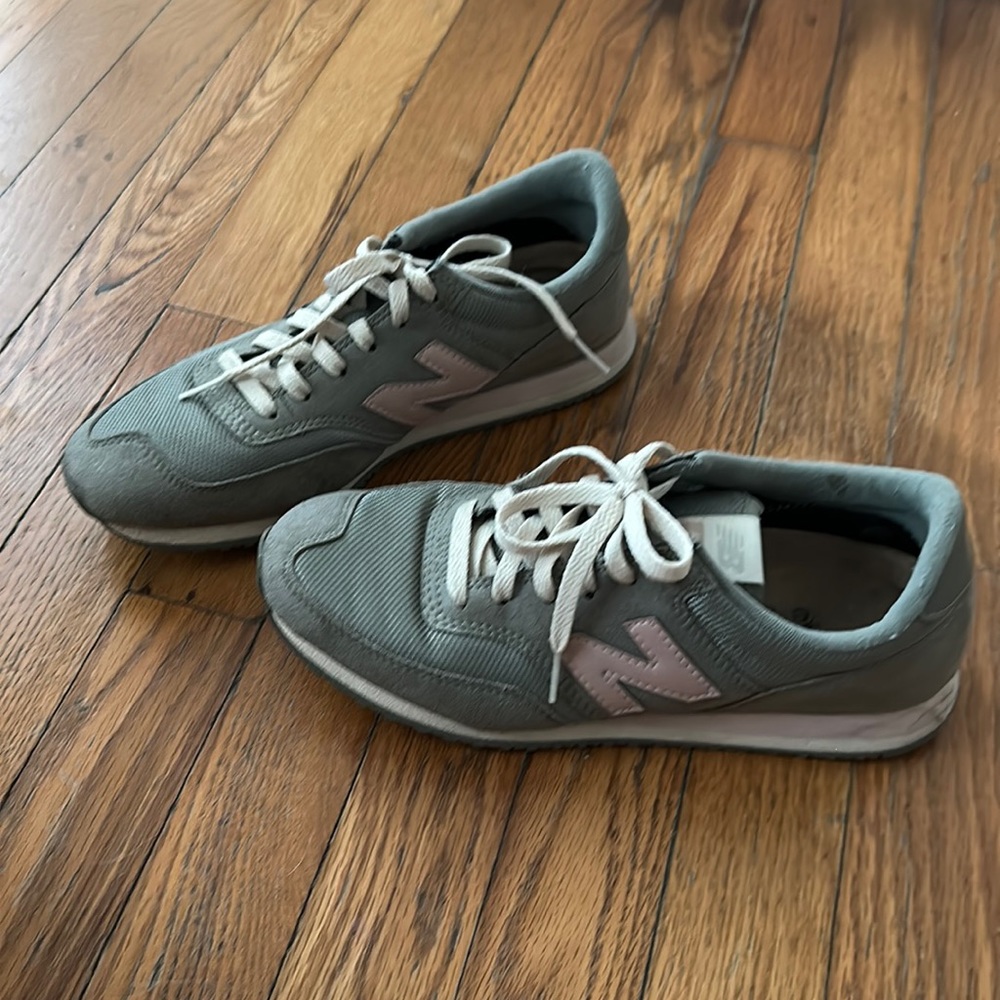 New Balance Sage Green Sneakers with Pale Pink 'N' Logo